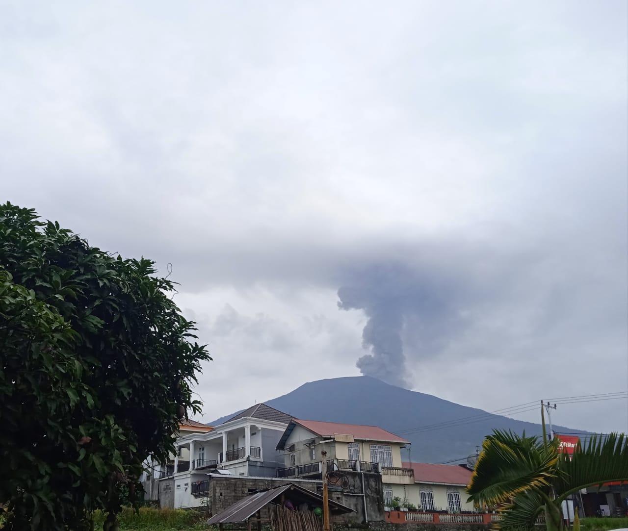 Kondisi Gunung Marapi saat erupsi dengan keluarkan debu vulkanik, Kamis (7/12/2023) siang.